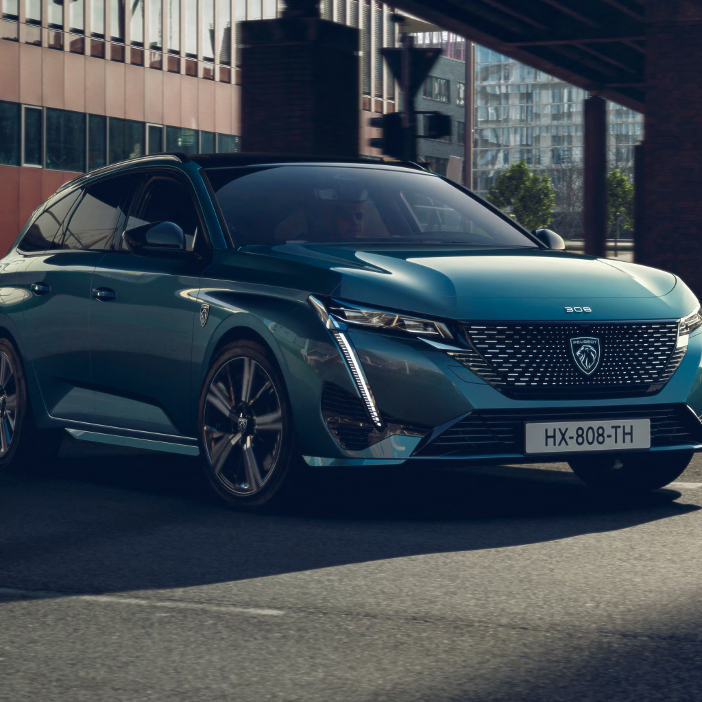 Автомобиль Peugeot 308 SW GT 2021 года под мостом