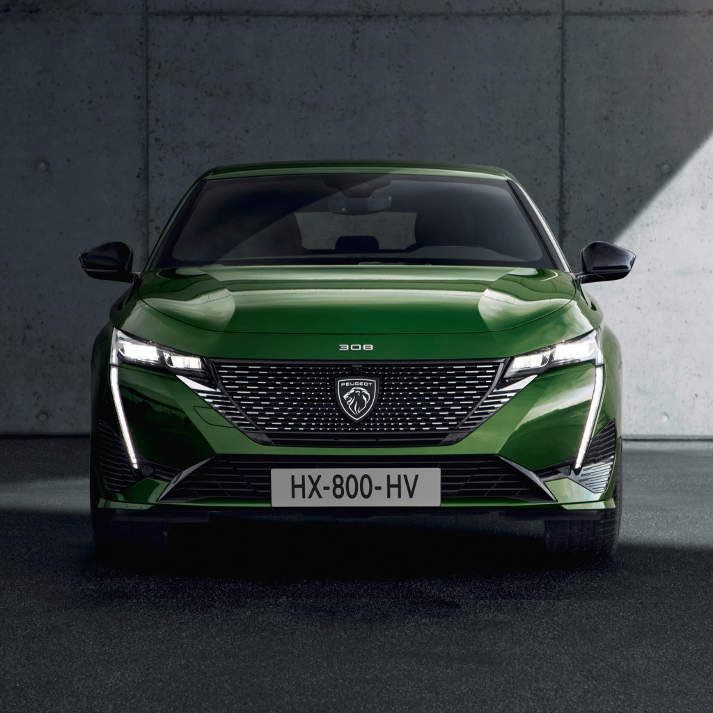 Автомобиль Peugeot 308, 2021 года вид спереди на фоне стены