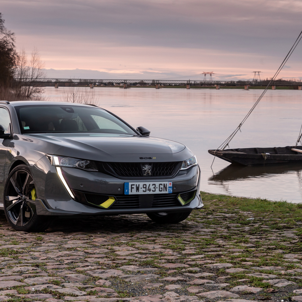 Автомобиль Peugeot  508 SW  2021 года у реки