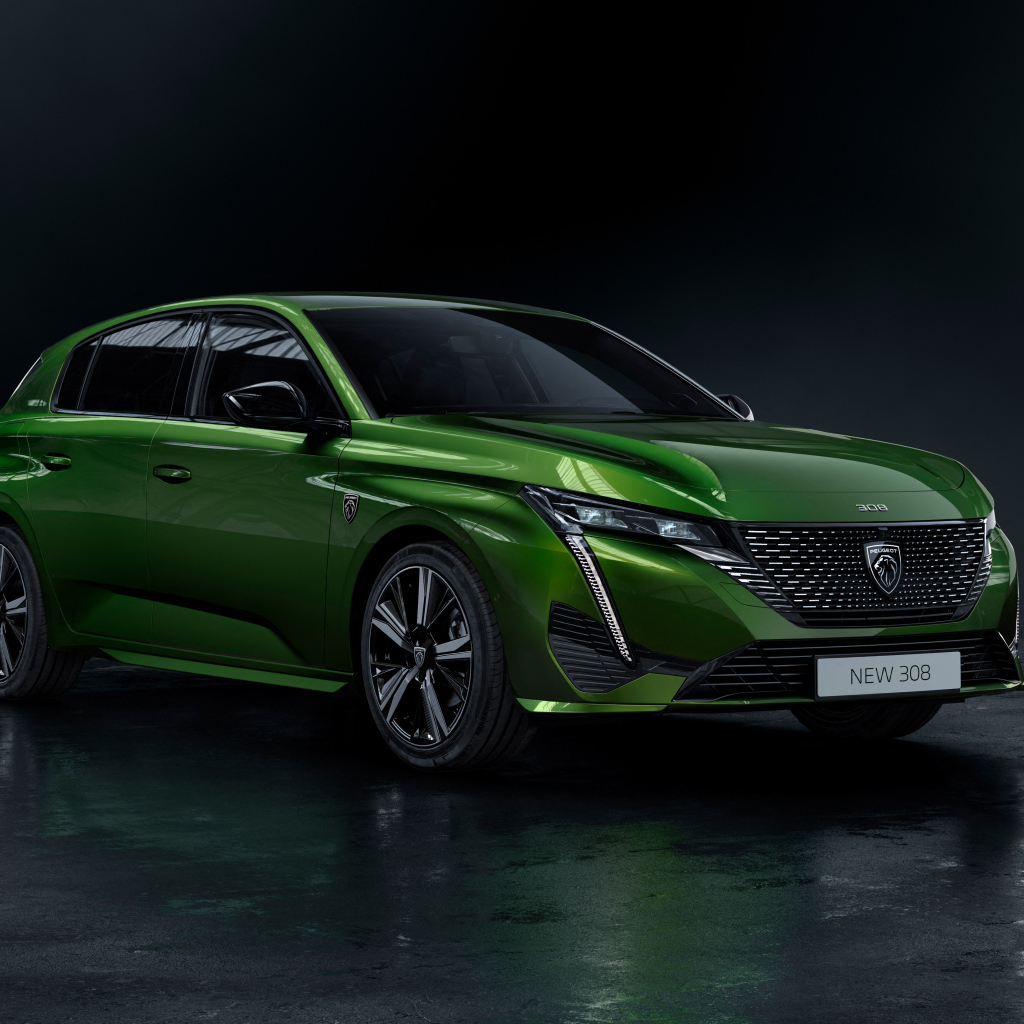 Кроссовер Peugeot 308, 2021 года на черном фоне