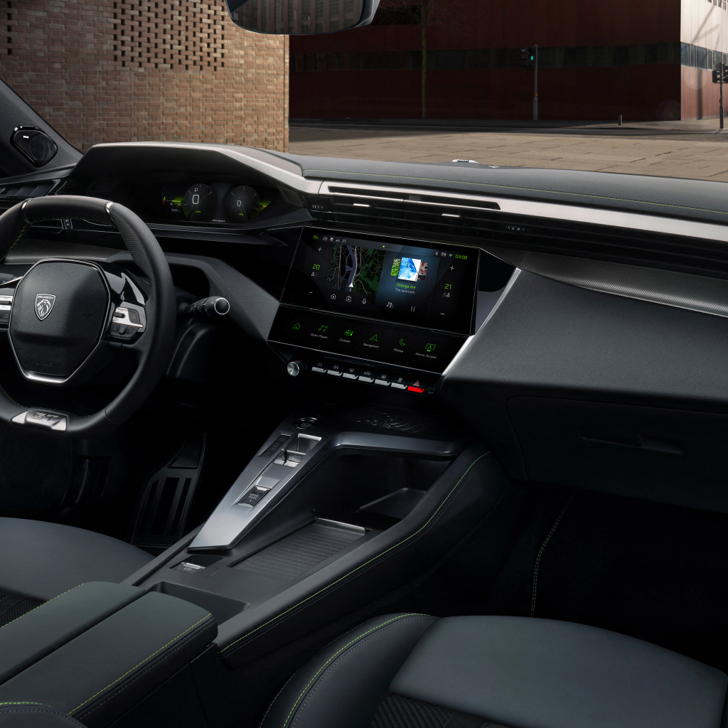 Дорогой черный кожаный салон автомобиля Peugeot 308, 2021 года