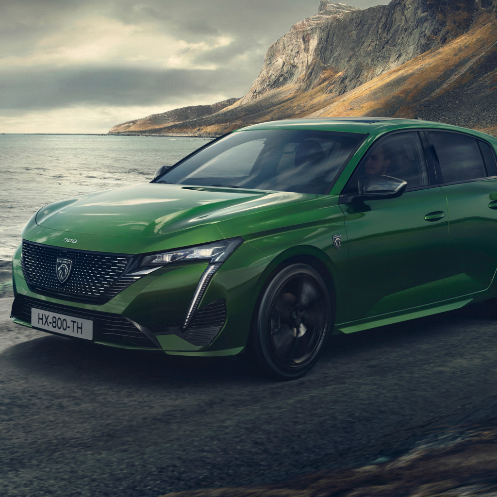Зеленый автомобиль Peugeot 308, 2021 года у моря