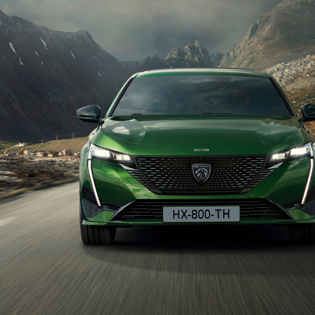 Автомобиль Peugeot 308 в горах