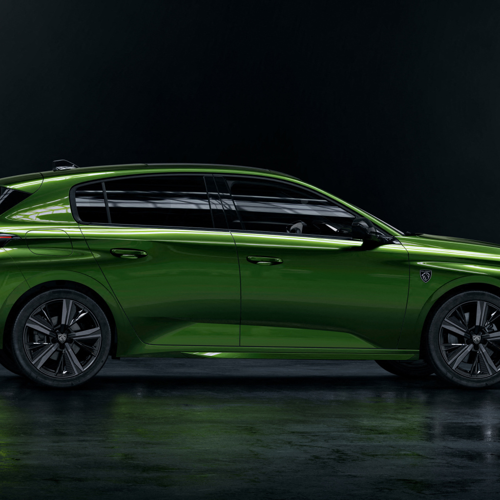 Автомобиль Peugeot 308 вид сбоку на черном фоне