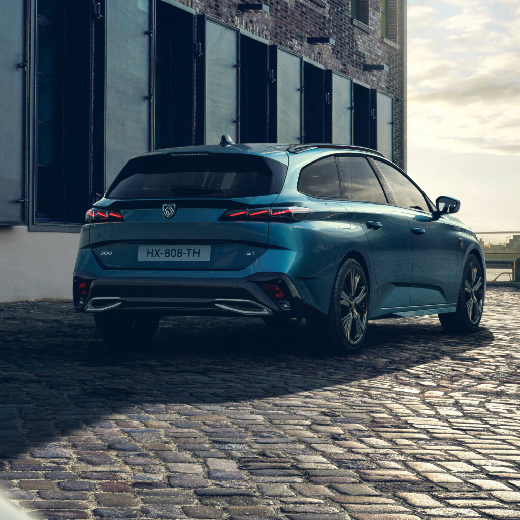 Вид сзади на автомобиль Peugeot 308 SW GT 2021 года
