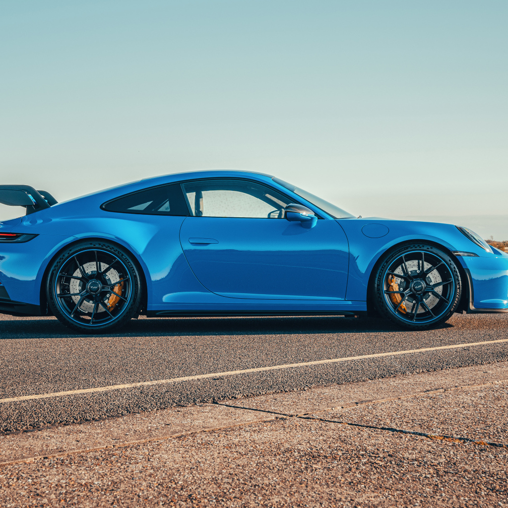 Голубой автомобиль Porsche 911 GT3 PDK 2021 года вид сбоку