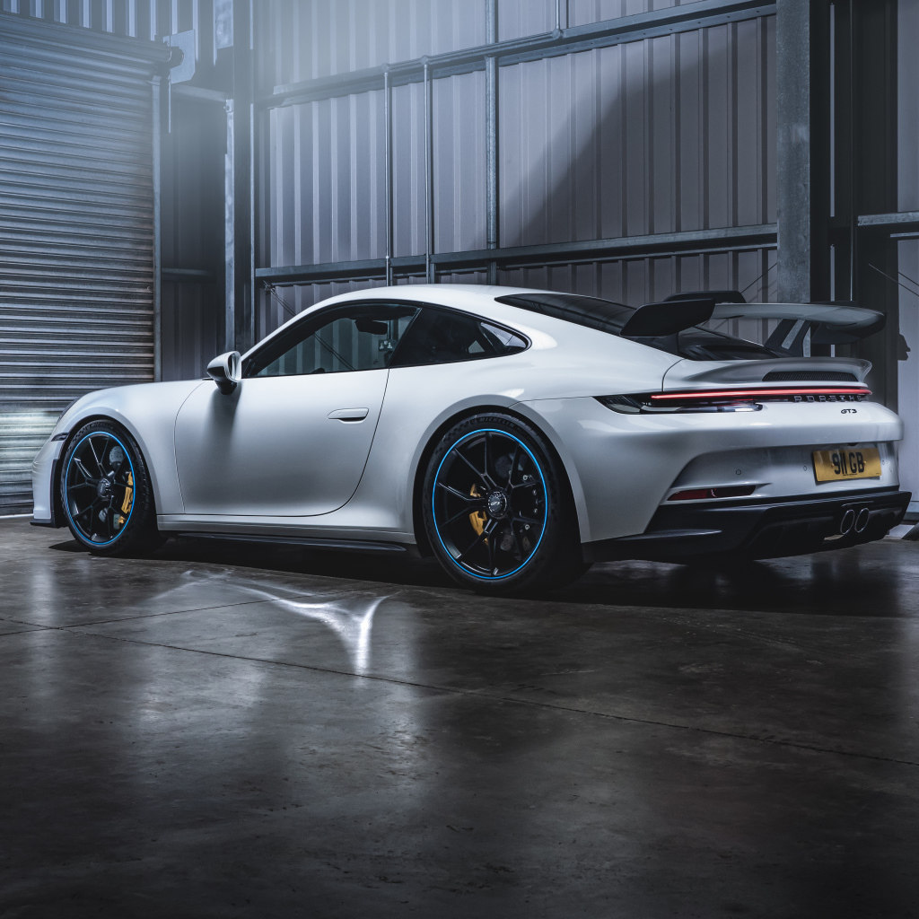 Белый автомобиль Porsche 911 GT3 PDK 2021 года в гараже