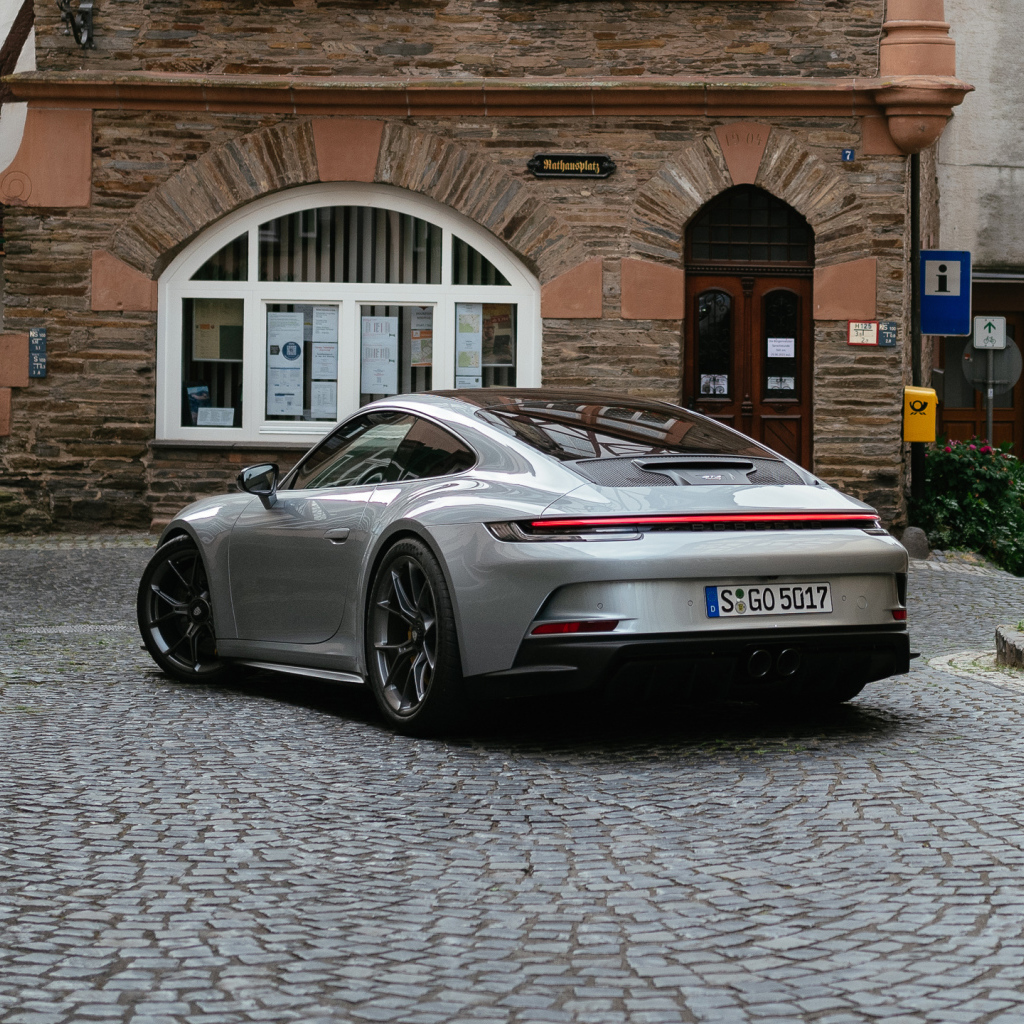 Автомобиль Porsche 911 GT3 Touring PDK 2021 года вид сзади