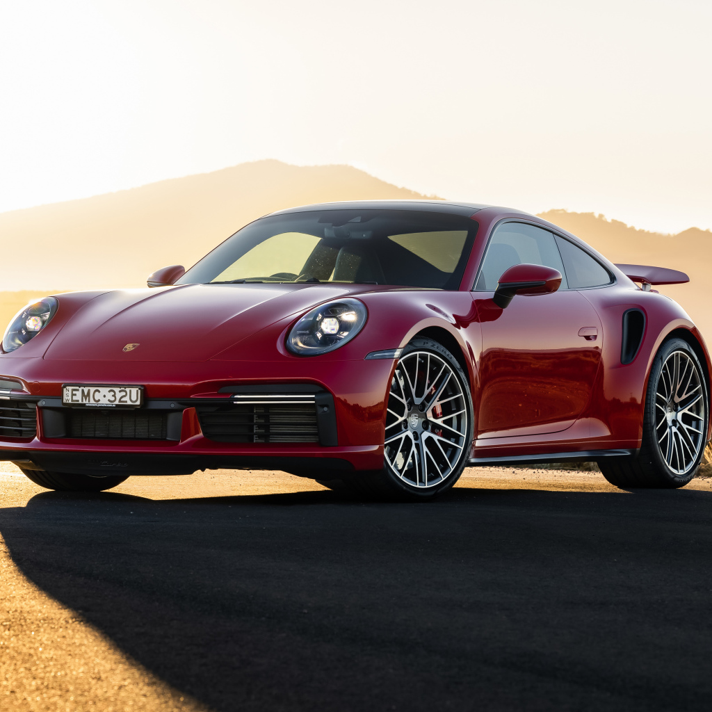Красный автомобиль Porsche 911 Turbo 2021 года