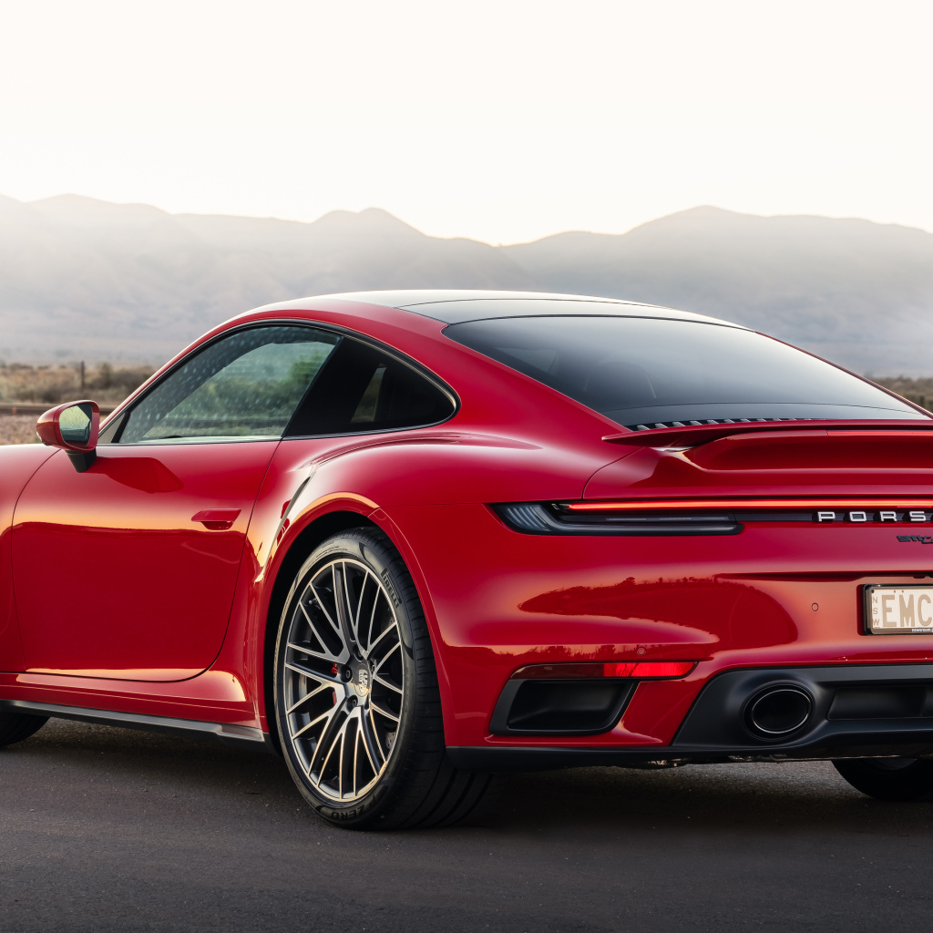 Красный автомобиль Porsche 911 Turbo 2021 года вид сзади