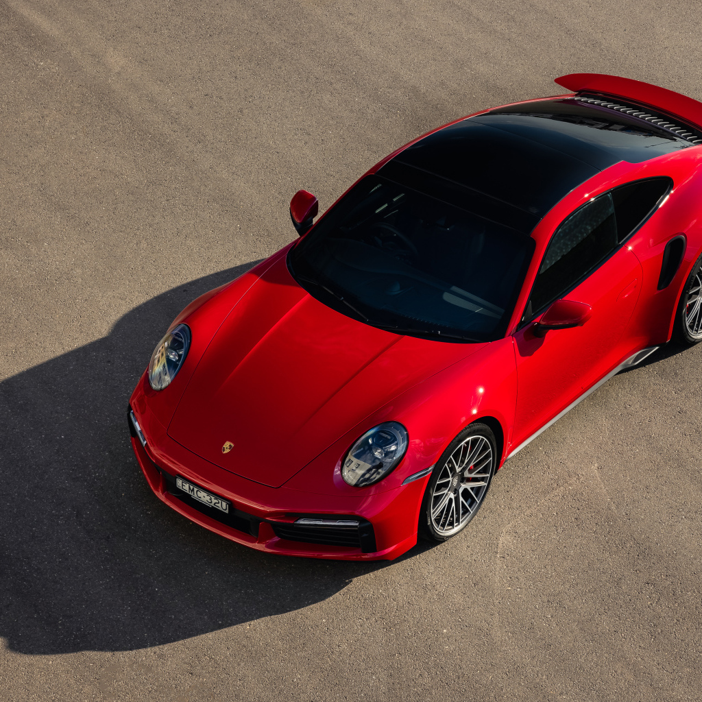 Красный автомобиль Porsche 911 Turbo 2021 года вид сверху