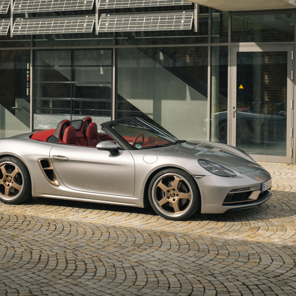 Спортивный кабриолет Porsche Boxster 25 Jahre 2021  года у дома