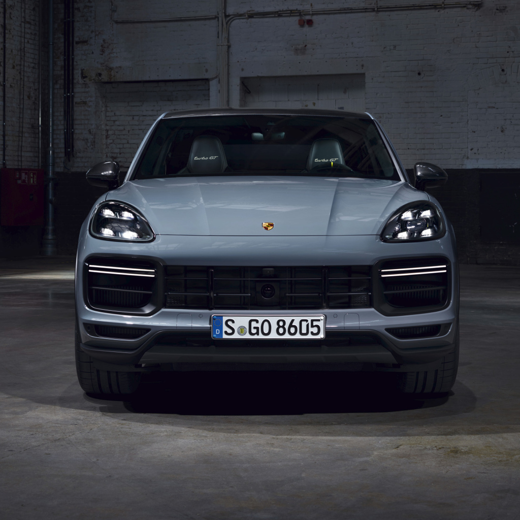 Автомобиль Porsche Cayenne Turbo GT 2021 года вид спереди
