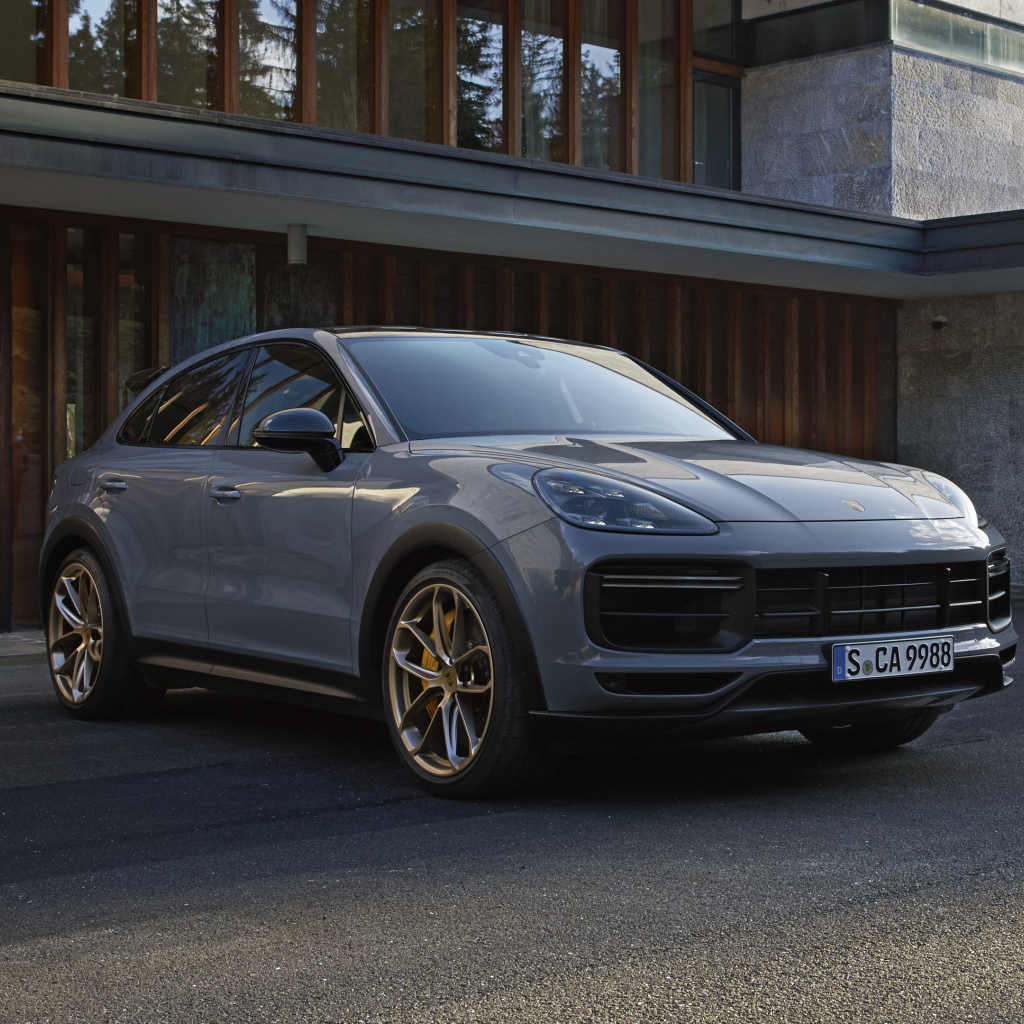 Кроссовер Porsche Cayenne Turbo GT 2021 года у здания