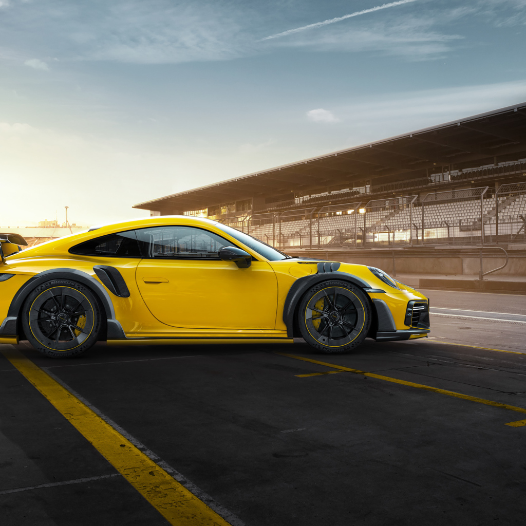 Желтый автомобиль  Porsche GTstreet R 2021  года вид сбоку