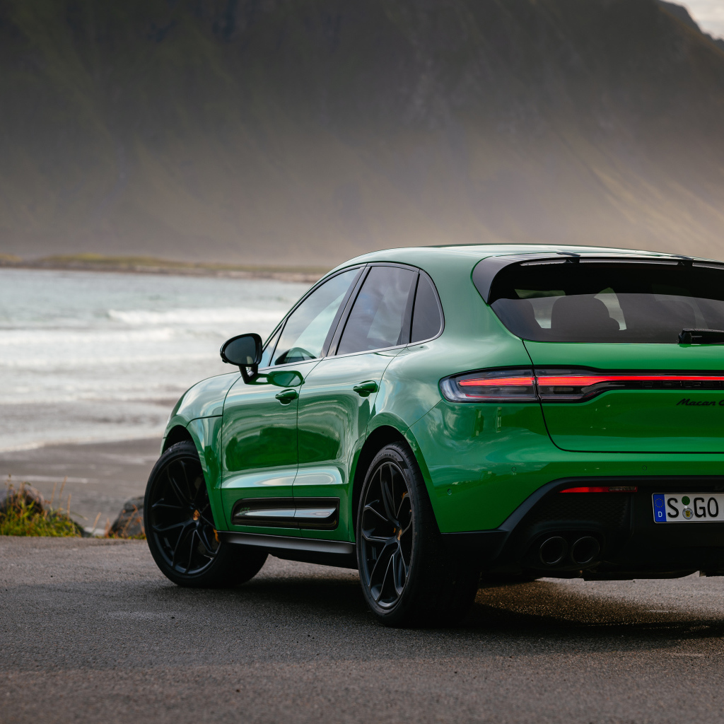 Автомобиль Porsche Macan GTS Sport Package 2021 года вид сзади