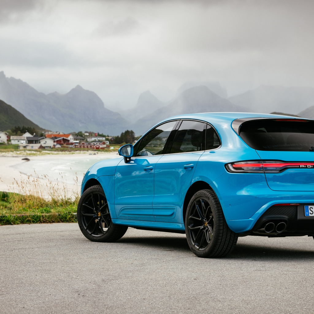 Голубой автомобиль Porsche Macan 2021 года вид сзади