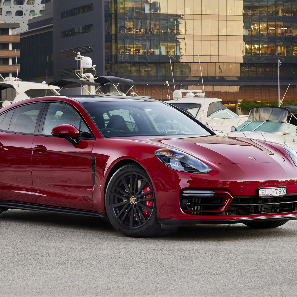 Красный автомобиль Porsche Panamera GTS 2021 года