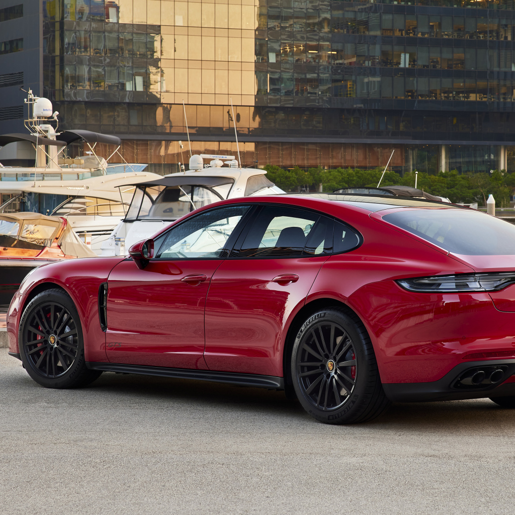 Красный автомобиль Porsche Panamera GTS 2021 года вид сзади