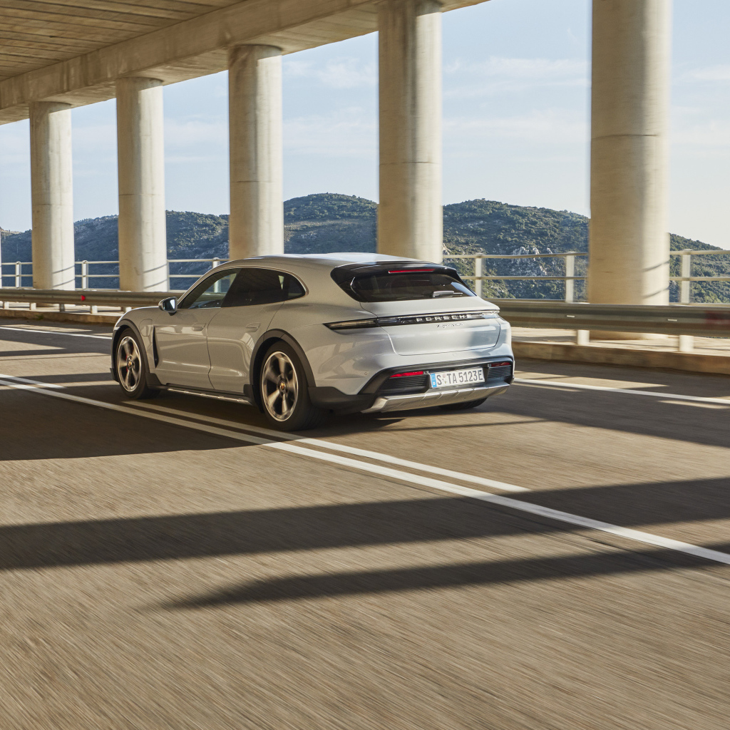 Внедорожник Porsche Taycan 4S Cross Turismo 2021 года на мосту