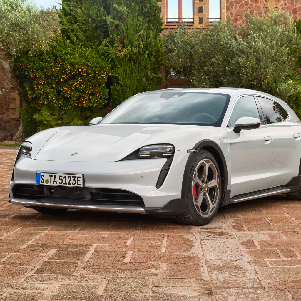 Автомобиль Porsche Taycan 4S Cross Turismo 2021 года у стены