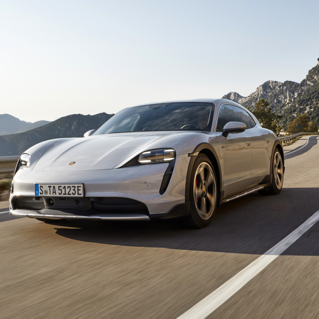 Автомобиль Porsche Taycan 4S Cross Turismo 2021 года на трассе в горах