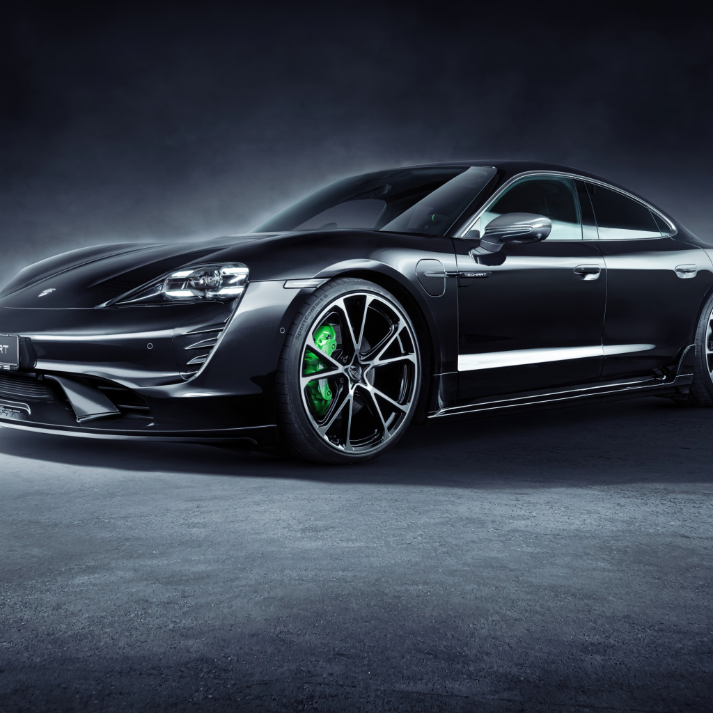 Черный автомобиль Porsche Taycan Aerokit 2021 года