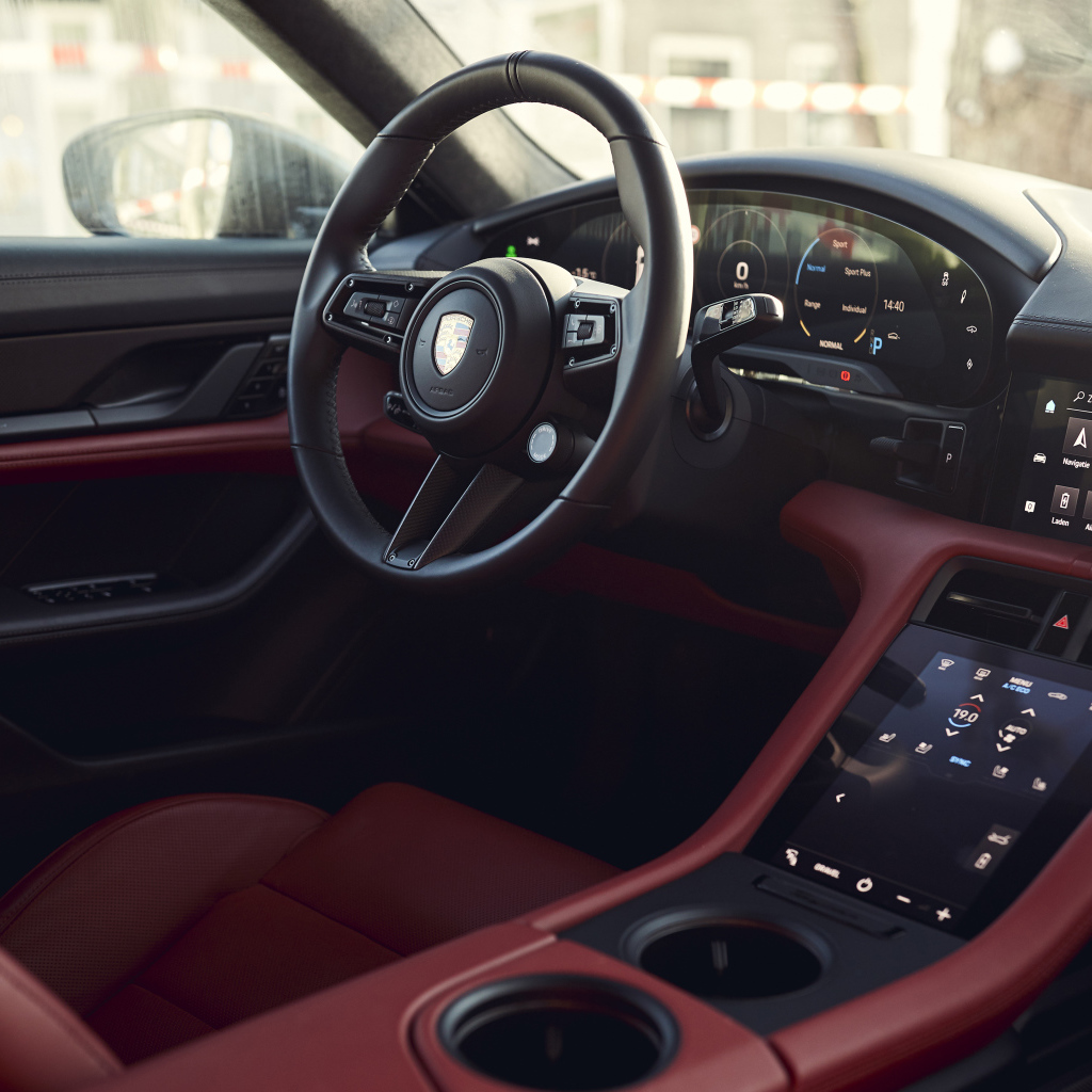 Кожаный салон автомобиля Porsche Taycan Turbo S Cross Turismo 2021 года