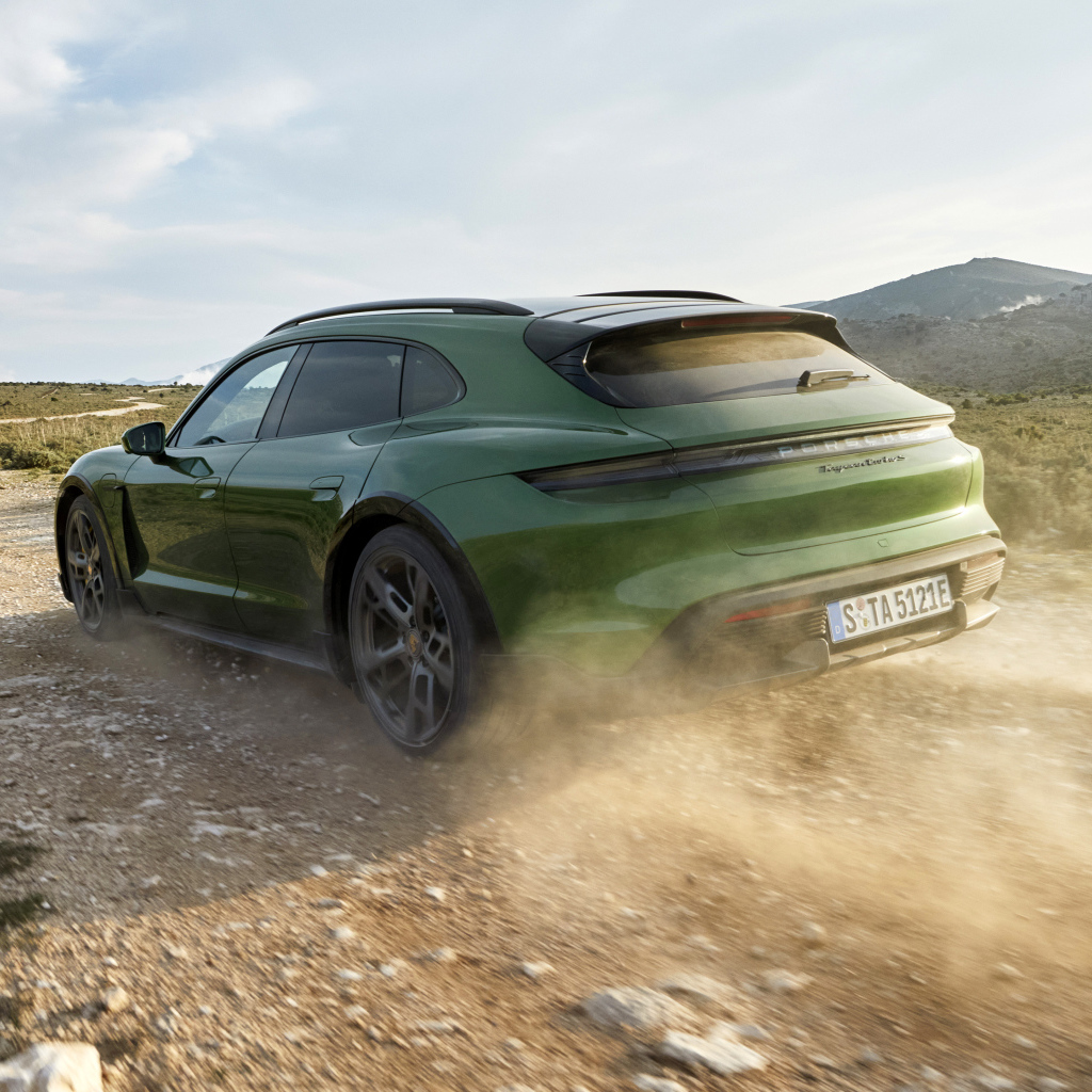 Кроссовер Porsche Taycan Turbo S Cross Turismo 2021 года на дороге