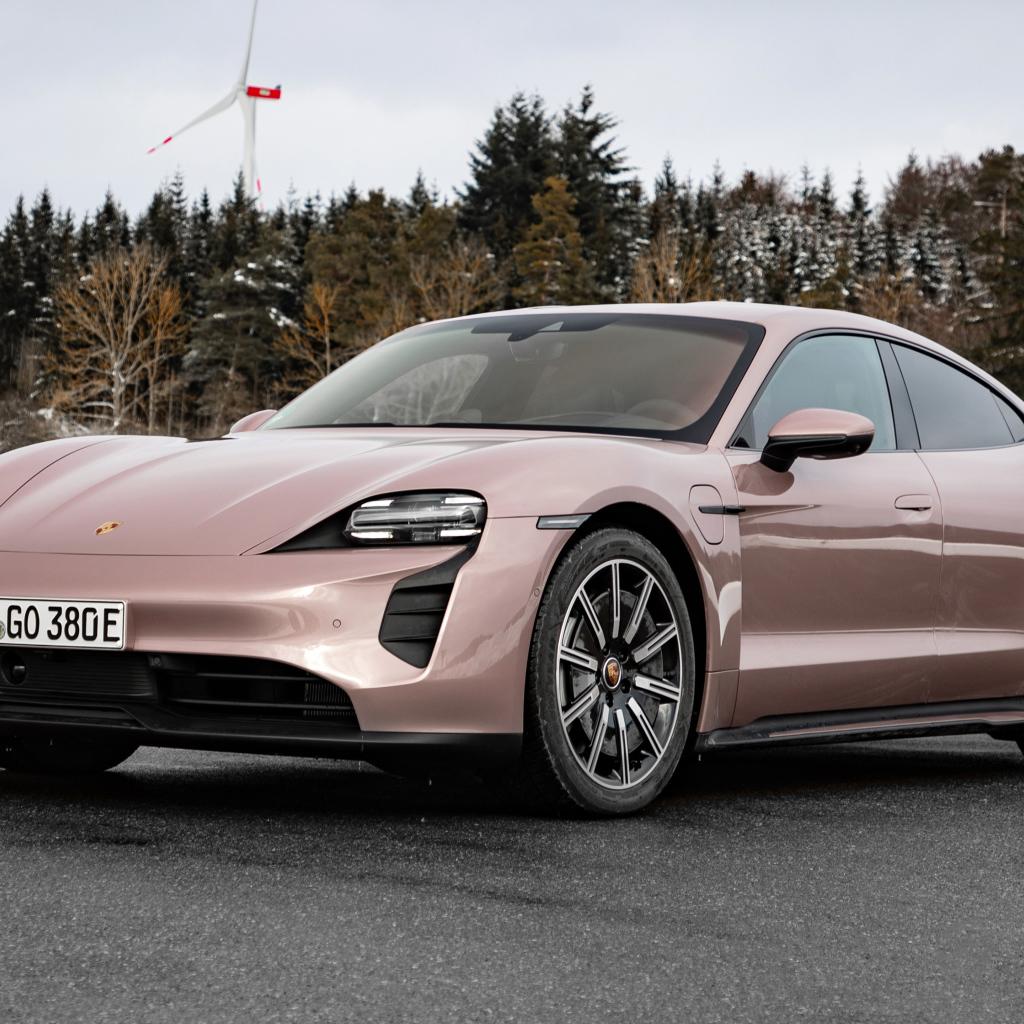 Автомобиль  Porsche Taycan 2021 года на фоне леса