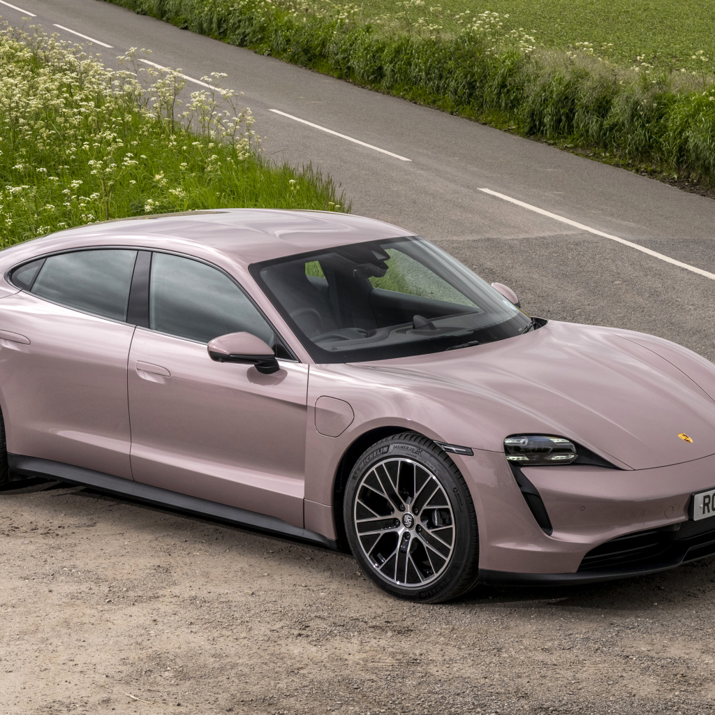 Автомобиль Porsche Taycan 2021 года на дороге
