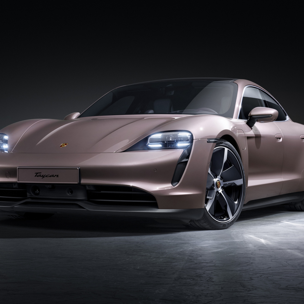 Спортивный автомобиль  Porsche Taycan 2021 года на черном фоне