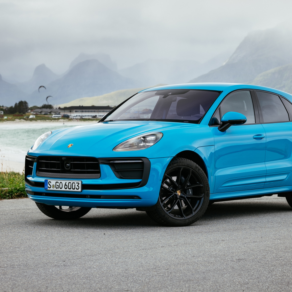 Голубой Porsche Macan 2021 года вид спереди