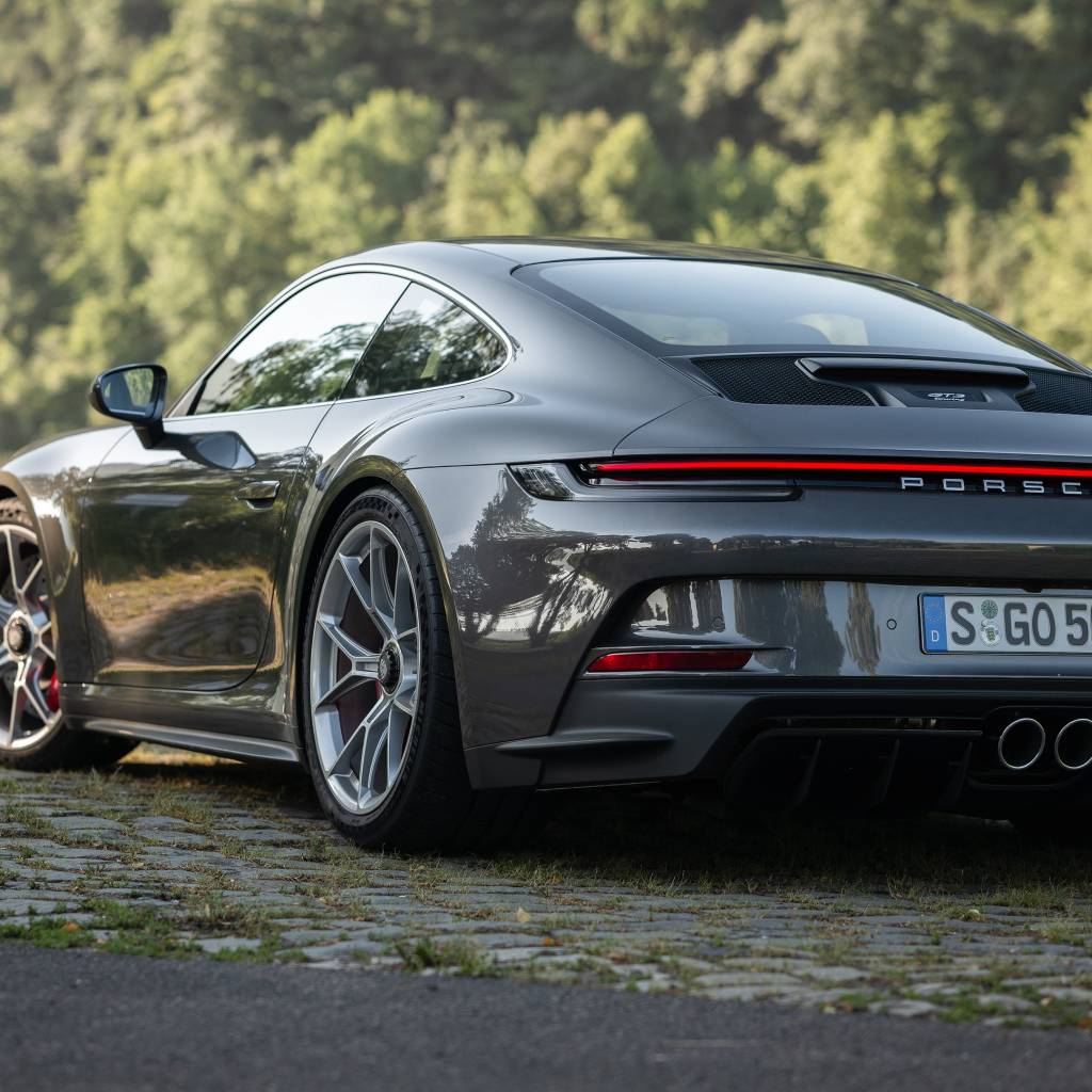 Быстрый Porsche 911 GT3 Touring MT 2021 года вид сзади