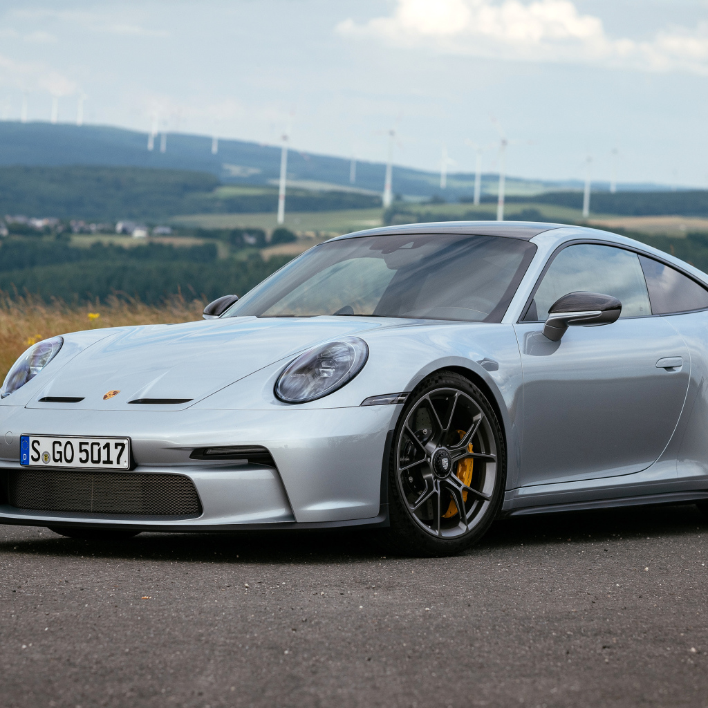 Быстрый Porsche 911 GT3 Touring PDK 2021 года на дороге