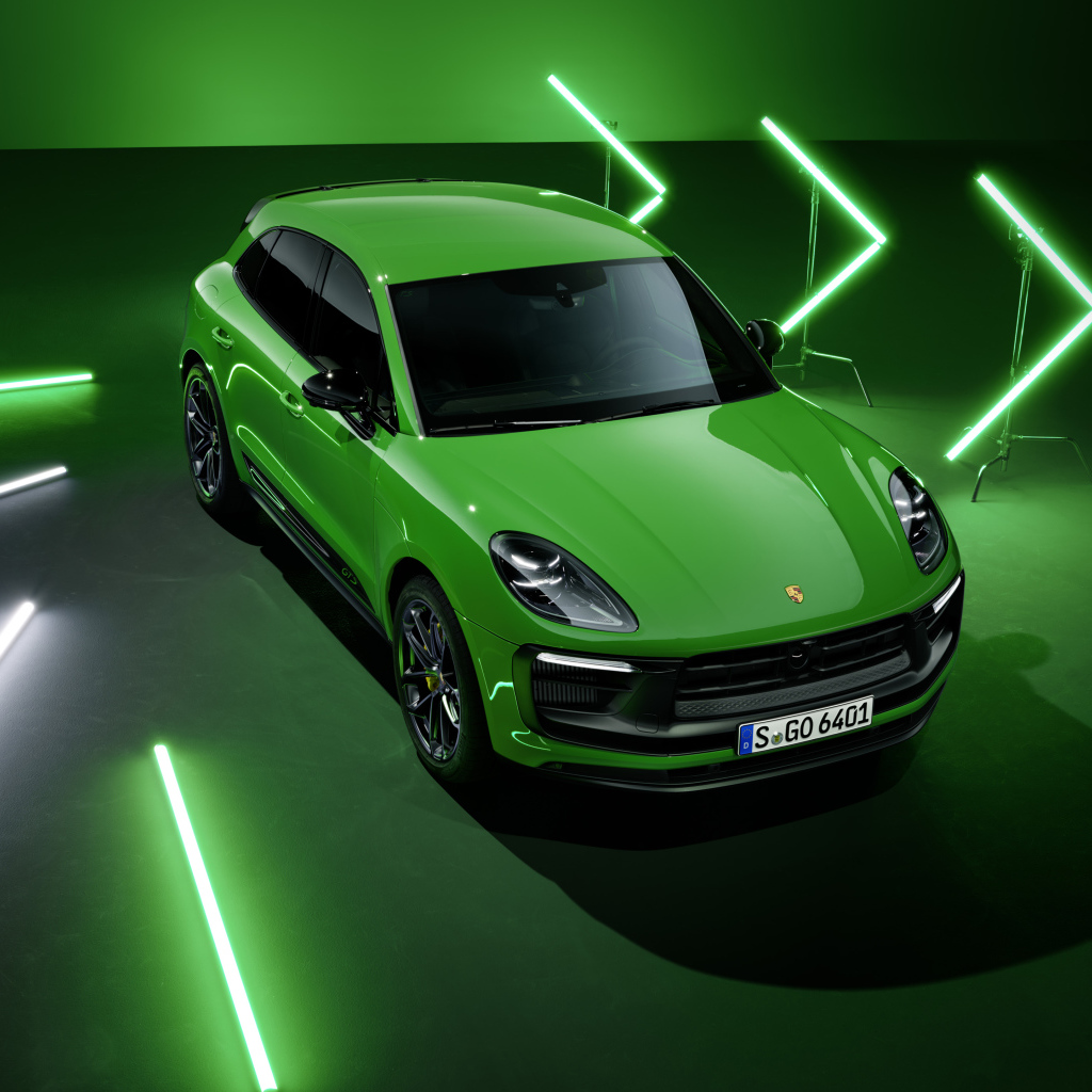 Зеленый автомобиль Porsche Macan GTS Sport Package 2021 года