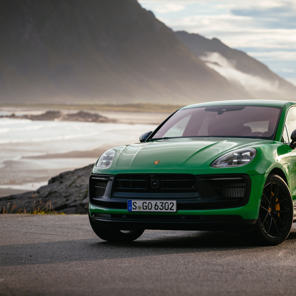 Зеленый Porsche Macan GTS Sport Package 2021 года на фоне гор