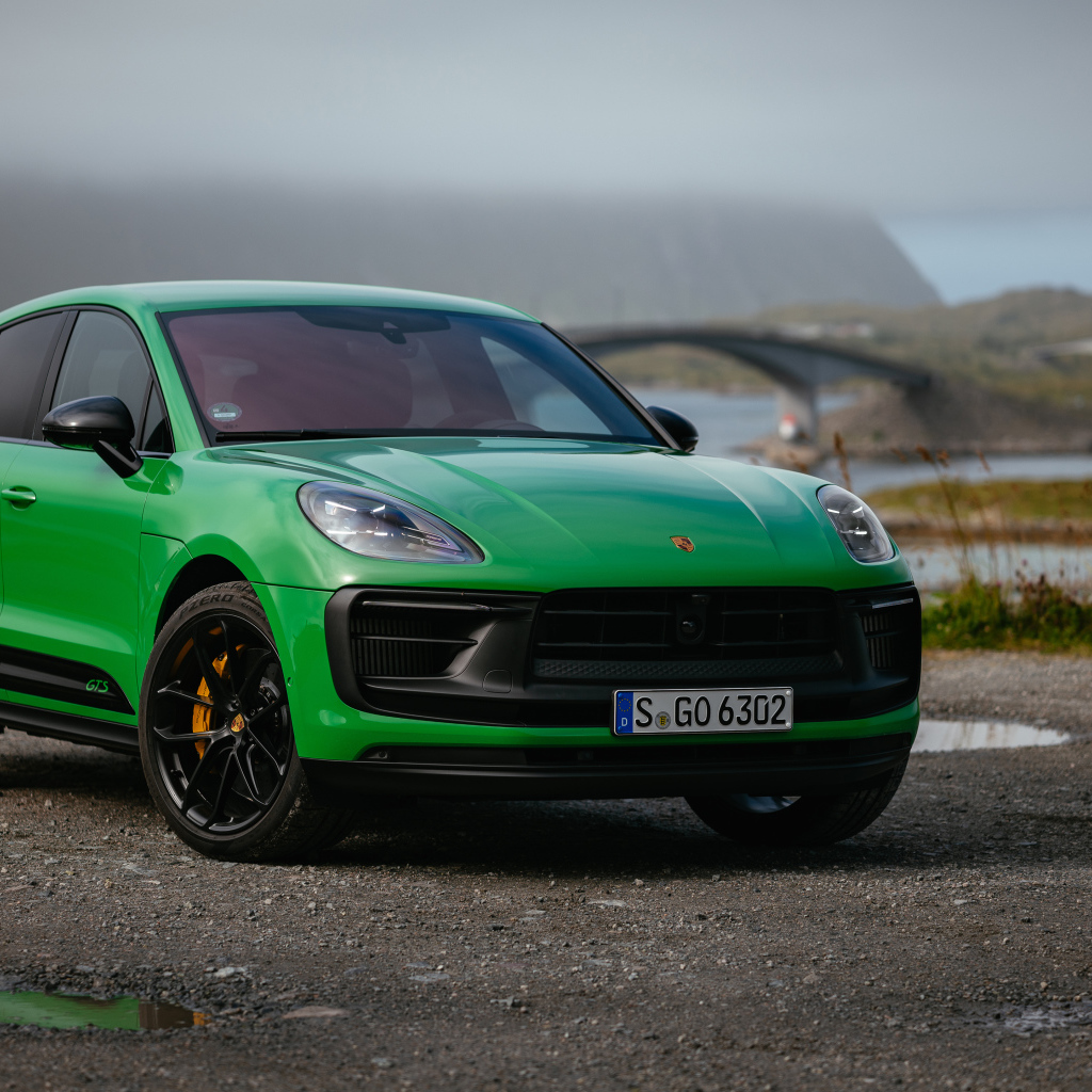 Зеленый автомобиль  Porsche Macan GTS Sport Package 2021 года на фоне моста