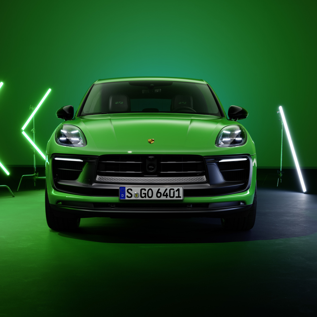 Зеленый Porsche Macan GTS Sport Package 2021 года вид спереди