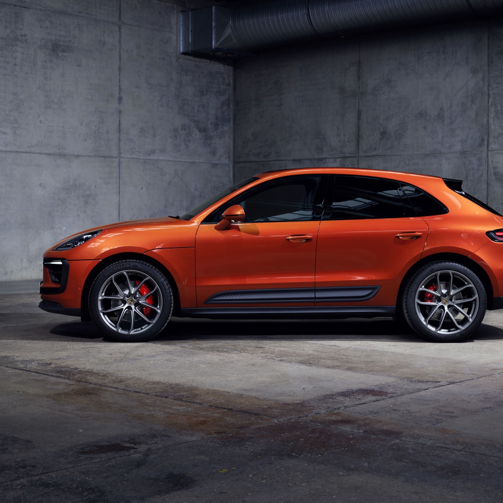 Оранжевый Porsche Macan S 2021  года на сером фоне