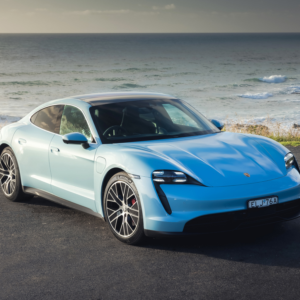 Автомобиль Porsche Taycan 4S у моря