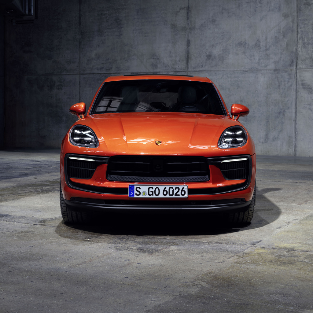 Красный Porsche Macan S 2021 года на сером фоне