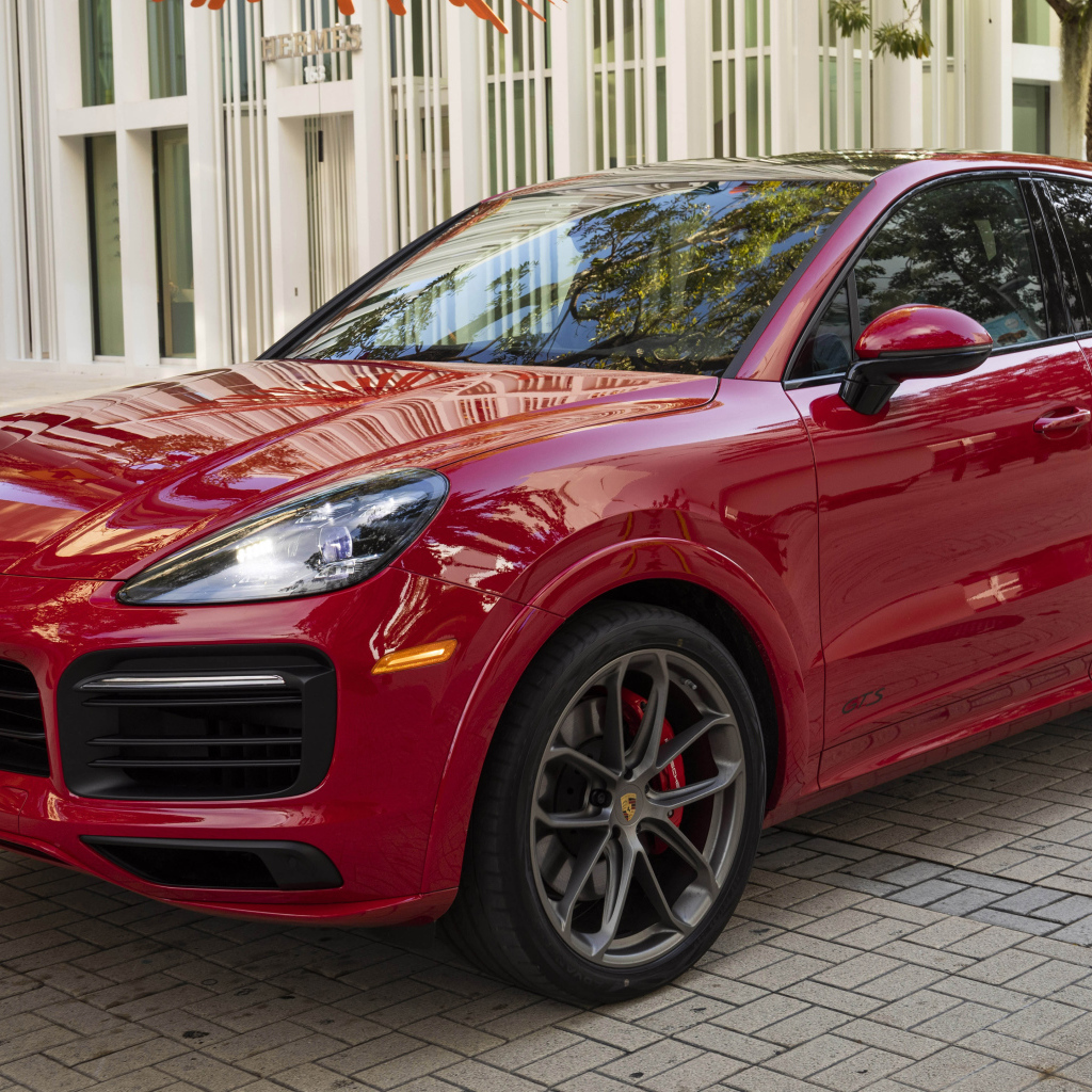 Красный кроссовер Porsche Cayenne GTS, 2021 года