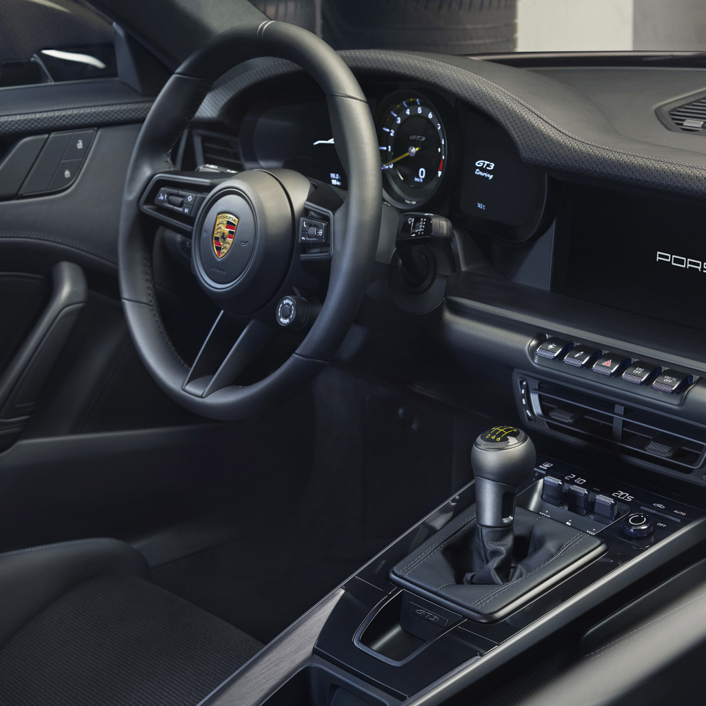 Салон автомобиля Porsche 911 GT3 Touring 2021 года