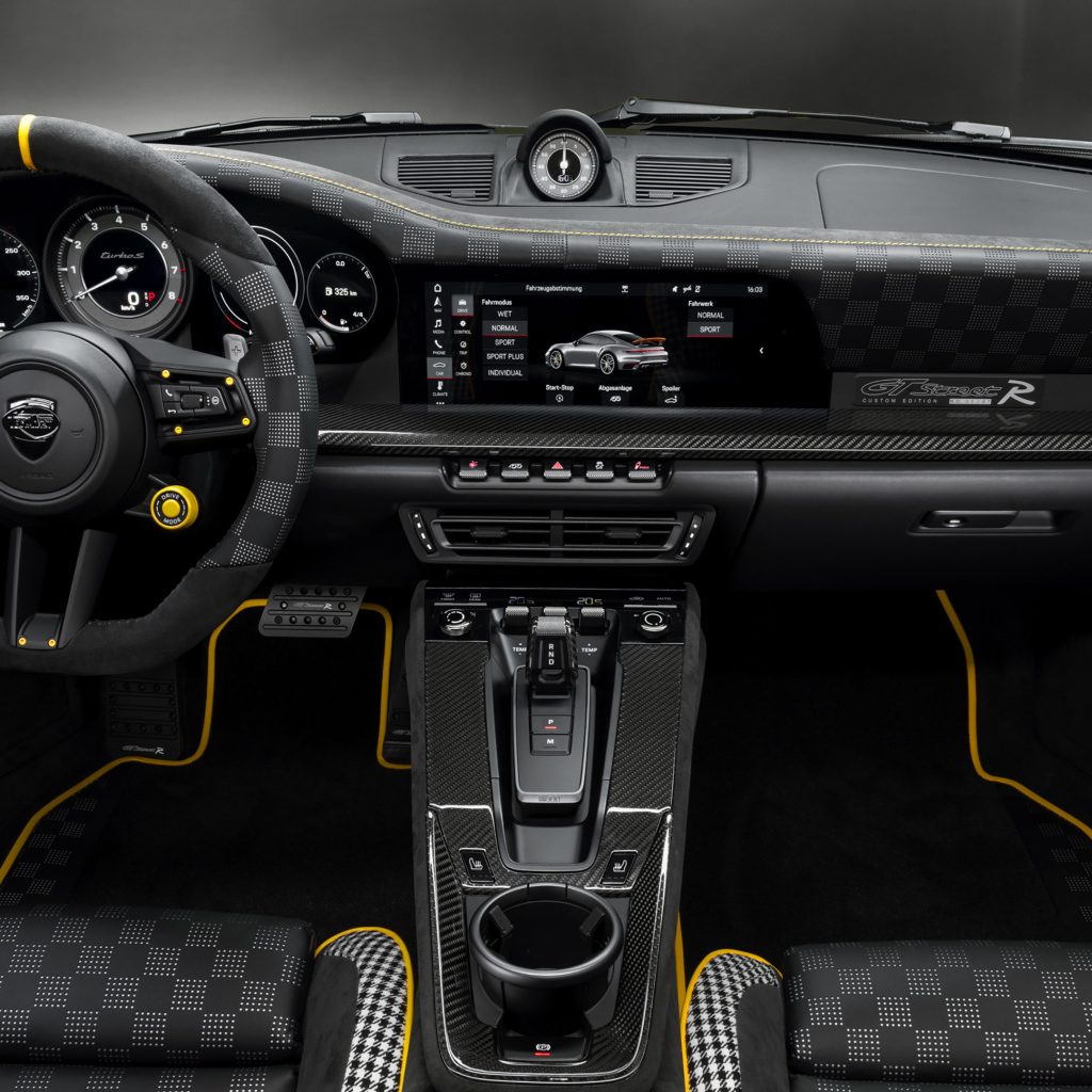 Салон автомобиля Porsche GTstreet R 2021 года