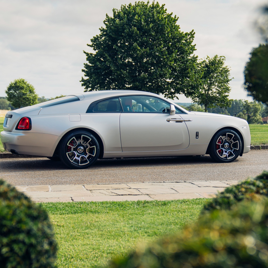 Автомобиль Rolls-Royce Black Badge Wraith 2021 года вид сбоку
