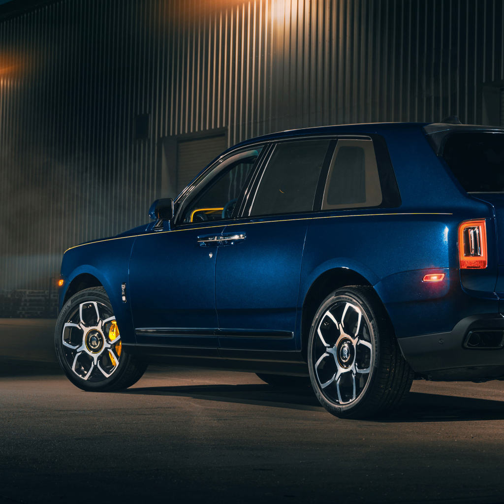 Синий внедорожник Rolls-Royce Cullinan Black Badge 2021 года вид сзади