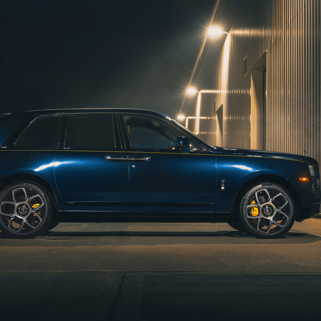 Внедорожник Rolls-Royce Cullinan Black Badge 2021 года вид сбоку