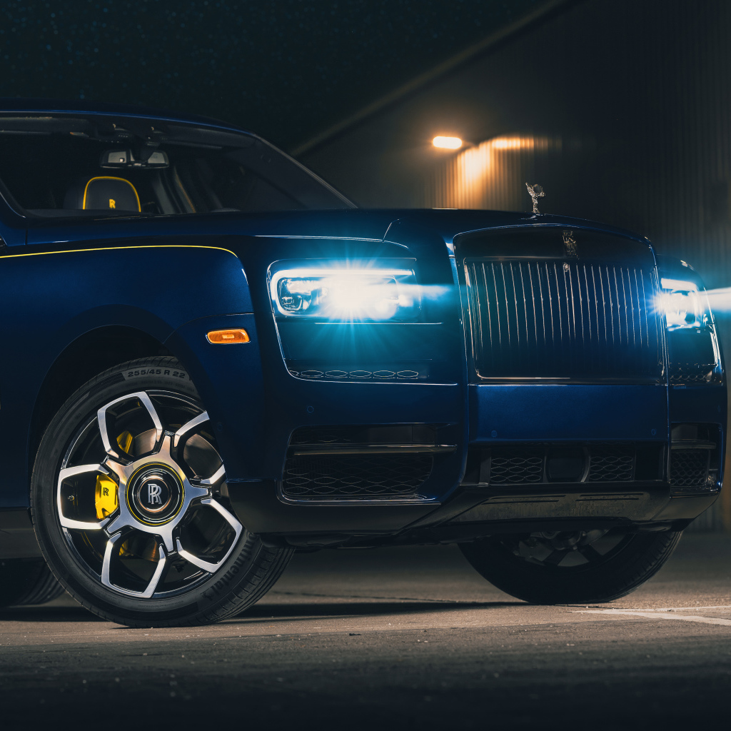 Автомобиль Rolls-Royce Cullinan Black Badge 2021 года с включенными фарами