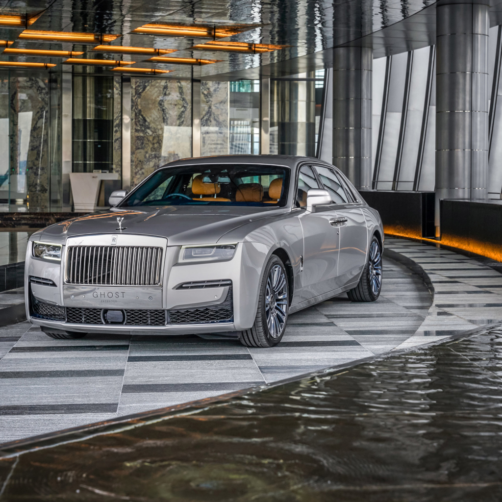 Автомобиль Rolls-Royce Ghost EWB 2021 года у воды